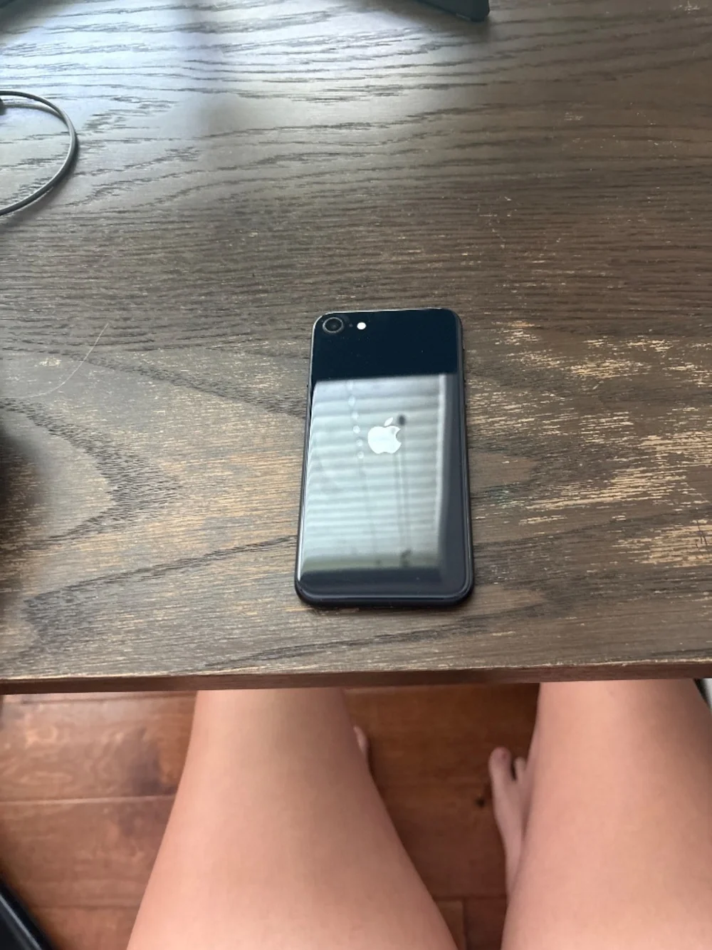 iPhone SE comes with box